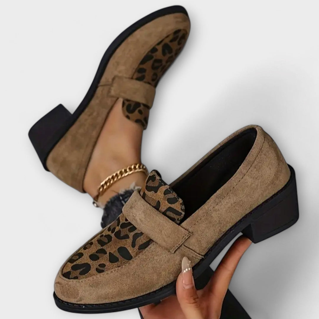 Detailansicht der rutschfesten Sohle und des Designs der Damen Loafer