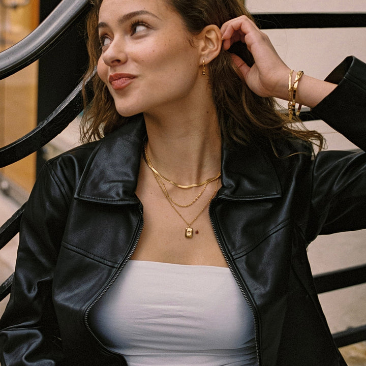Schmuck Detailaufnahme der goldenen und silbernen Kette mit Zirkonia
