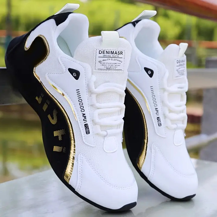 Seitliche Ansicht des schwarzen Herren Sneakers, leicht und bequem, für ganztägigen Tragekomfort.