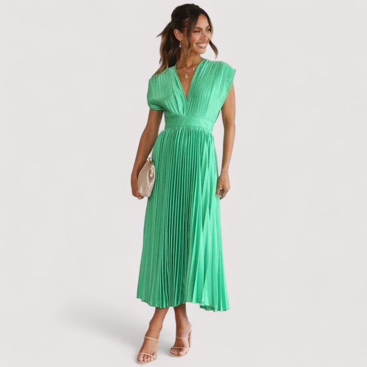 Stilvolles Abendkleid im Plisseestil mit V-Ausschnitt als elegantes Damenkleid.