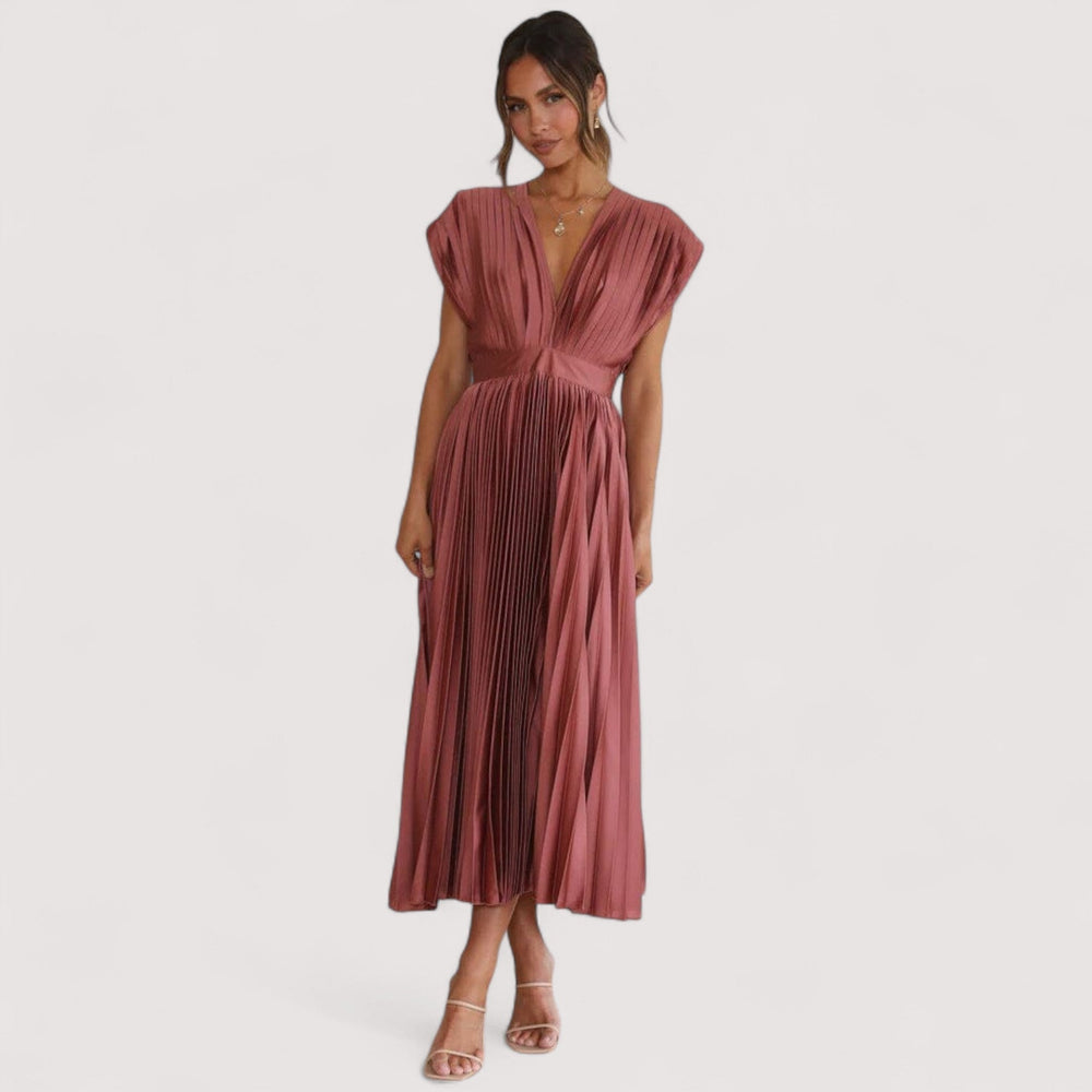 Elegantes Damen Plisseekleid stehend präsentiert