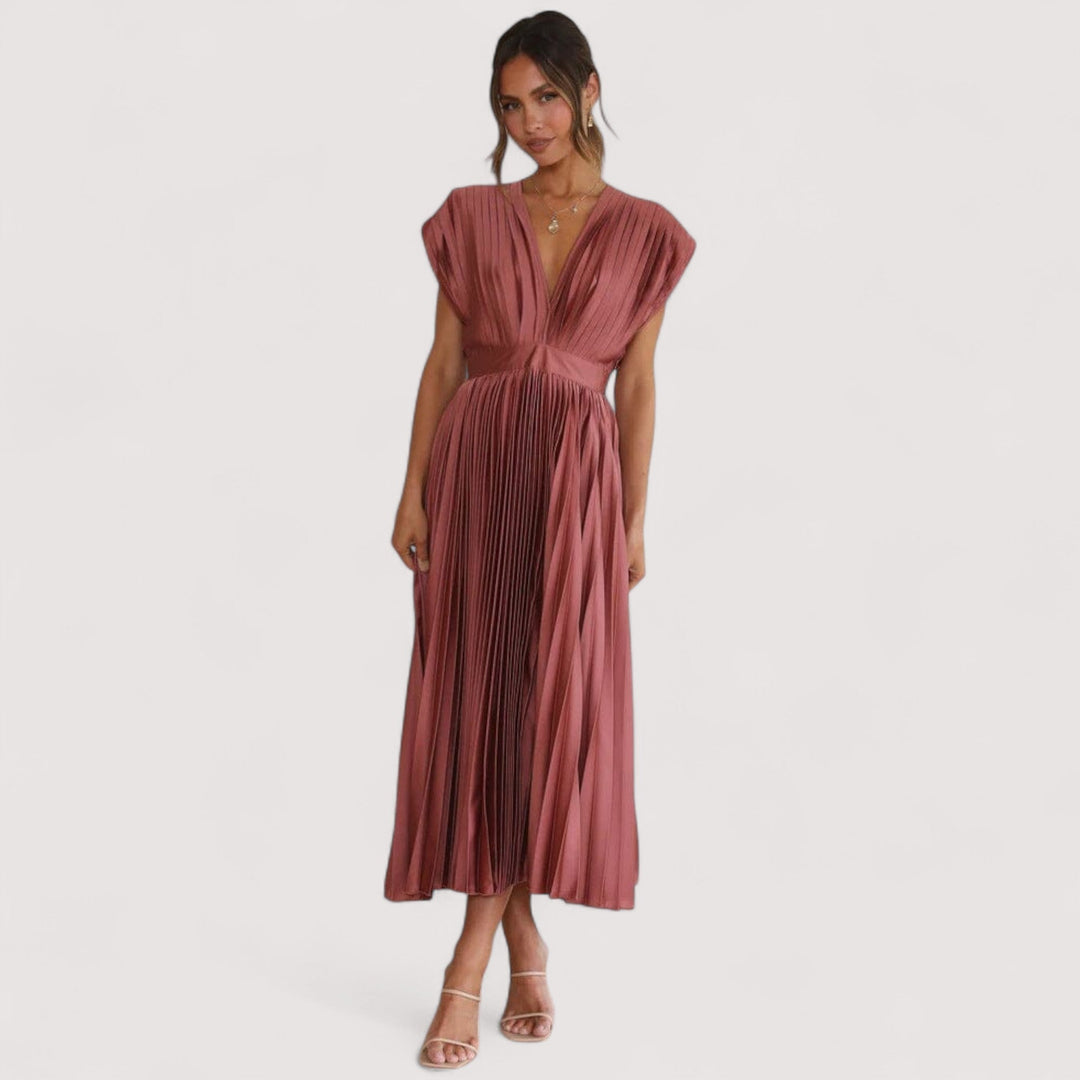 Elegantes Damen Plisseekleid stehend präsentiert