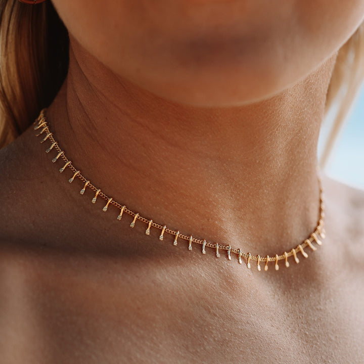 Damen Choker Halskette in Gold nah am Hals getragen