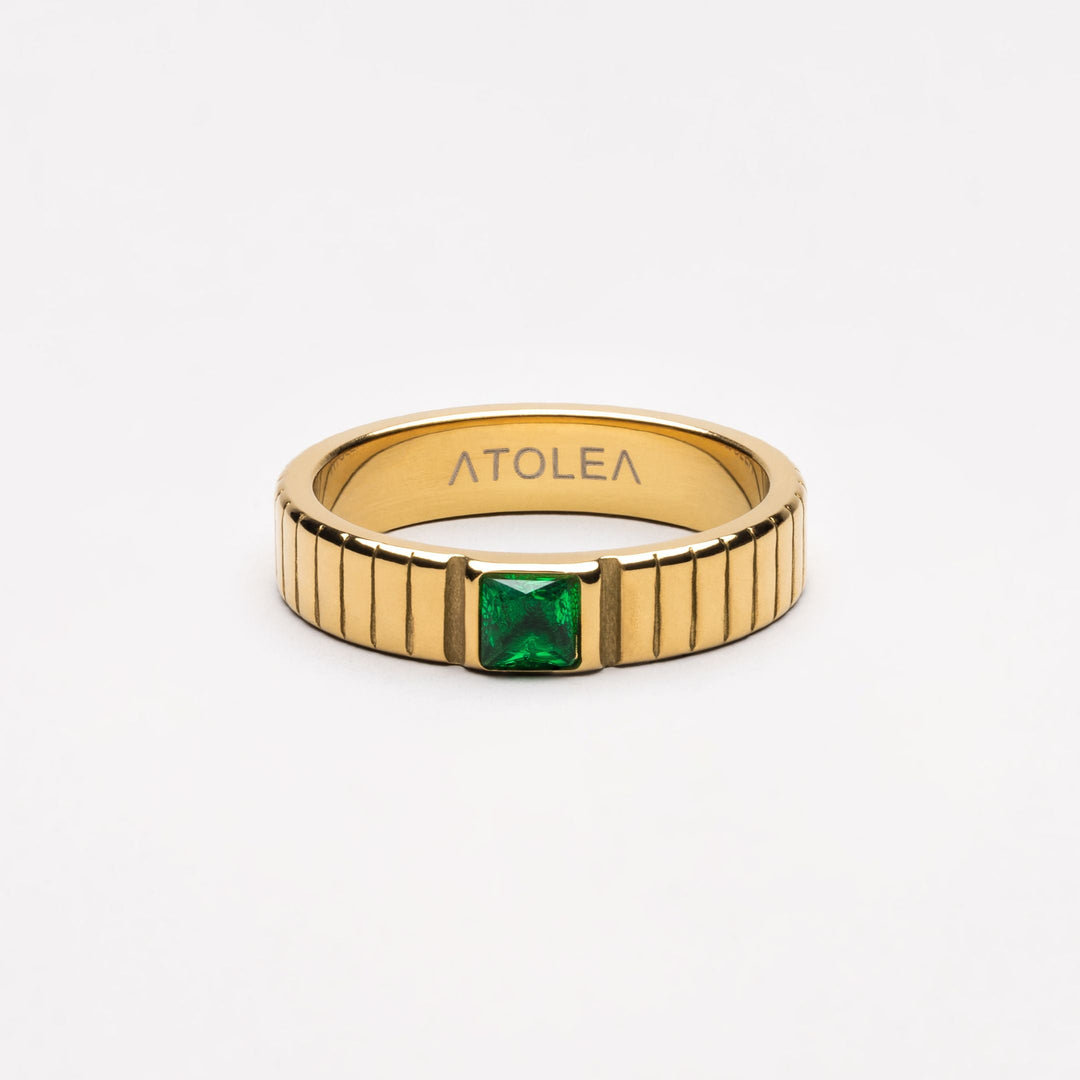 Goldener Damen Chunky Ring mit grünem Zirkonia Stein vor hellem Hintergrund