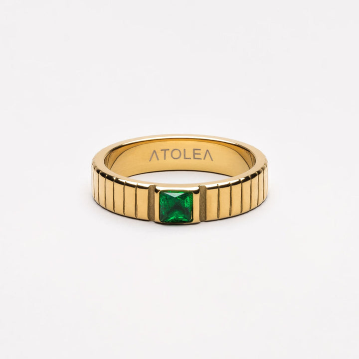 Goldener Damen Chunky Ring mit grünem Zirkonia Stein vor hellem Hintergrund