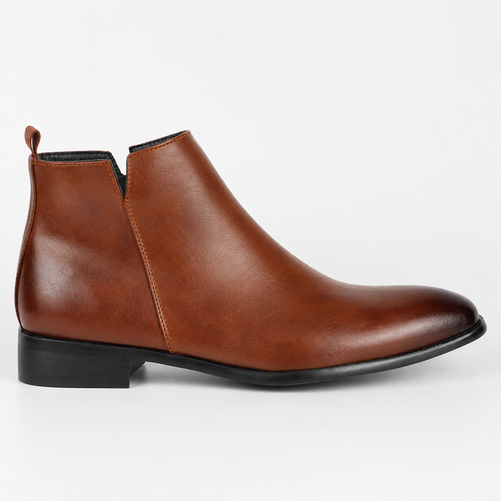 Schwarze orthopädische Herrenstiefel in der Totalen, ideal als bequeme Winterschuhe.
