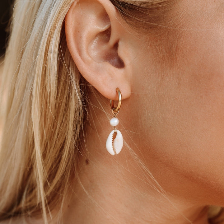 Elegante goldene Damen Creolen mit Muschel & Süßwasserperle, wasserdichter & hypoallergener Schmuck.