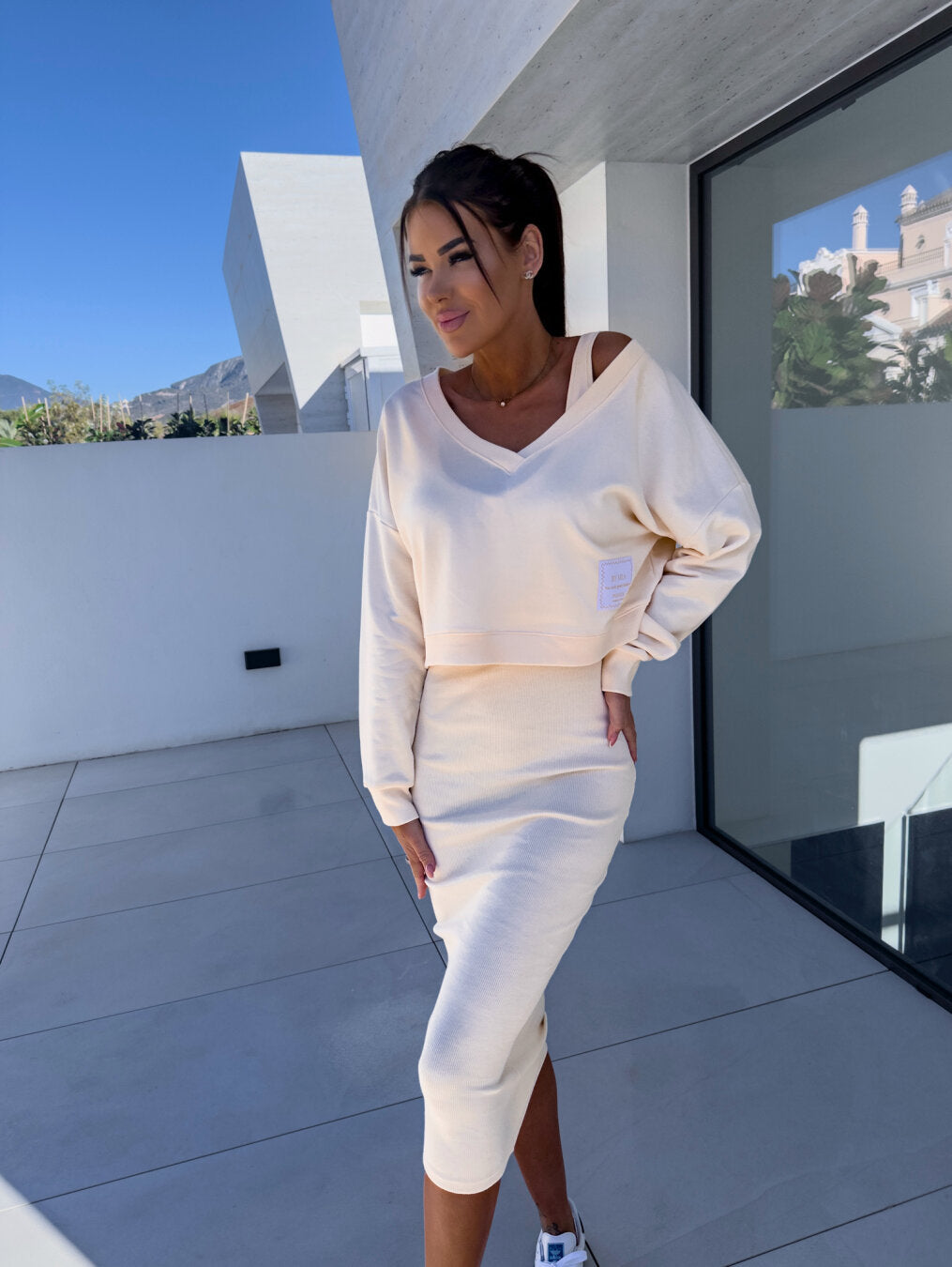 Eleganter Damen Zweiteiler: Lässiges Sweatshirt und passendes Kleid für Herbst/Winter.