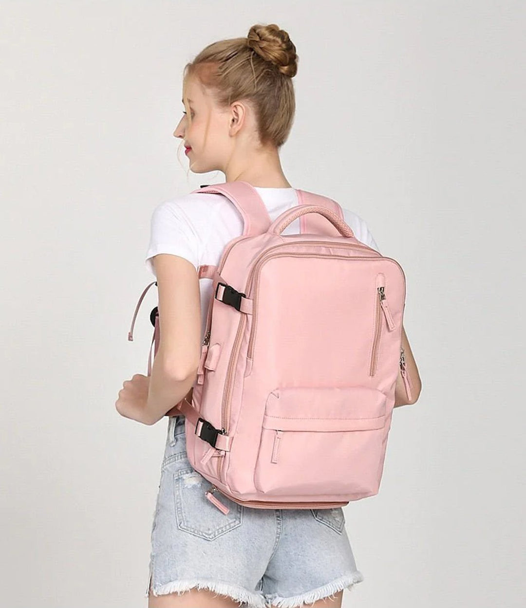 "Cremfarbener geräumiger Reiserucksack, Frauen Accessoire, Vorderansicht, vielseitig mit robustem Design, ideal für Reisen"