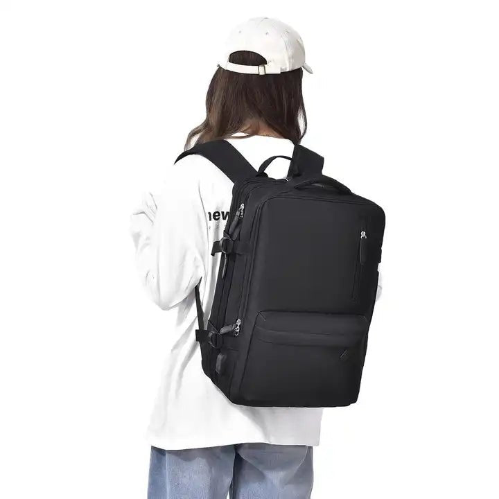 "Cremfarbener geräumiger Reiserucksack, Frauen Accessoire, Vorderansicht, vielseitig mit robustem Design, ideal für Reisen"