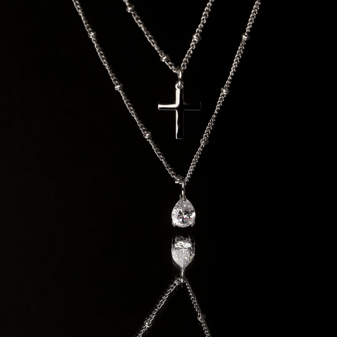 Damen Kreuz Halskette auf edlem Display: minimalistischer, wasserfester und eleganter Goldschmuck aus Edelstahl.