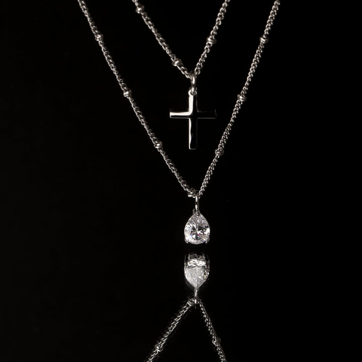 Damen Kreuz Halskette auf edlem Display: minimalistischer, wasserfester und eleganter Goldschmuck aus Edelstahl.