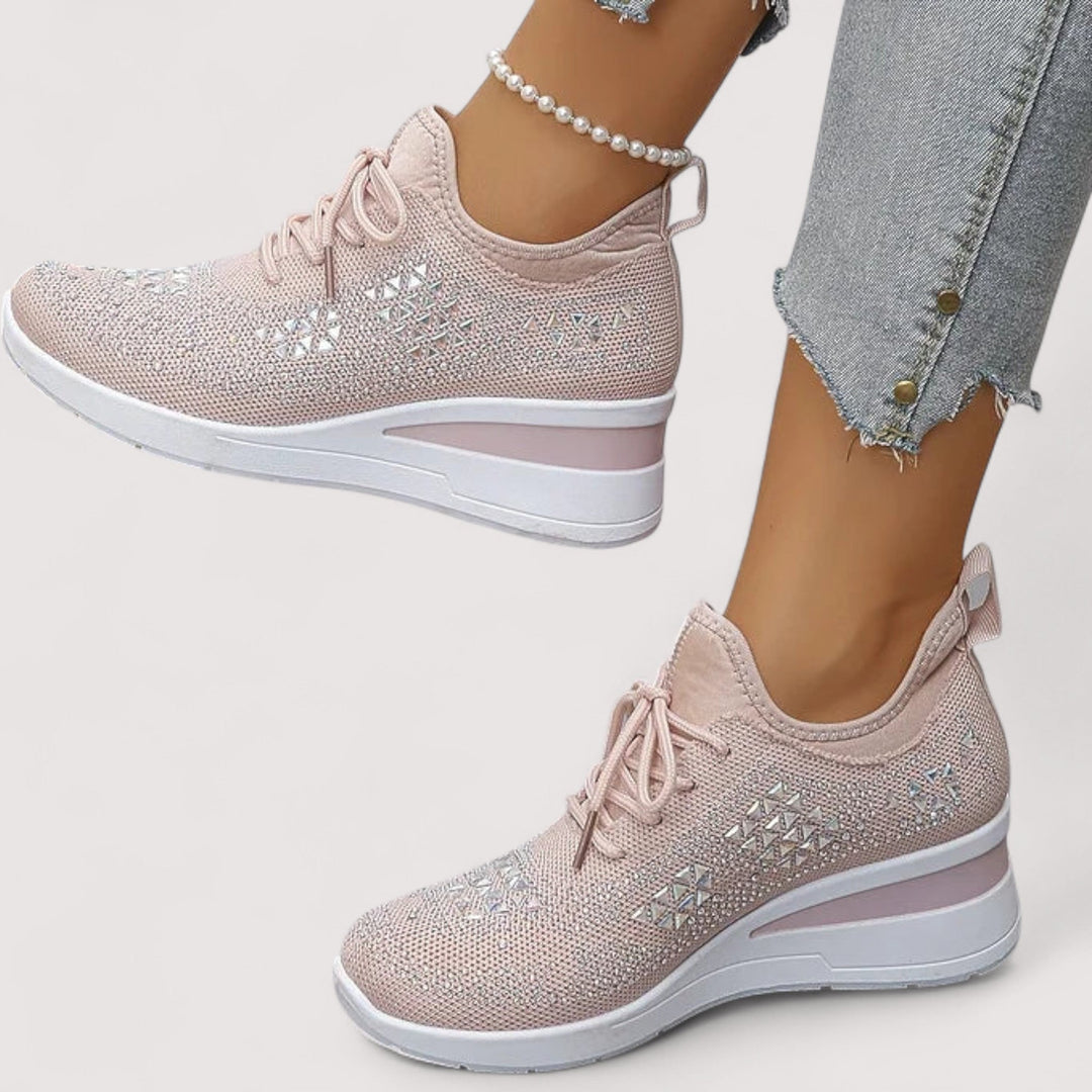 Eleganter Fersenbereich der Damen Schnürschuhe. Ein Glitzer-Akzent für frühlingshafte Outfits.