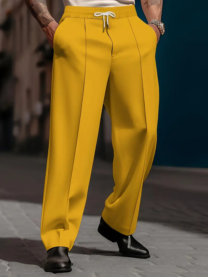 Herren Casual Hose in Regular Fit mit Kordelzug und geradem Bein von vorne