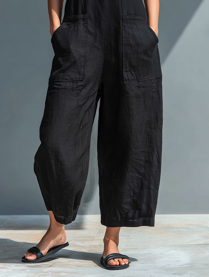 Modische Frau präsentiert vielseitigen ärmellosen Jumpsuit