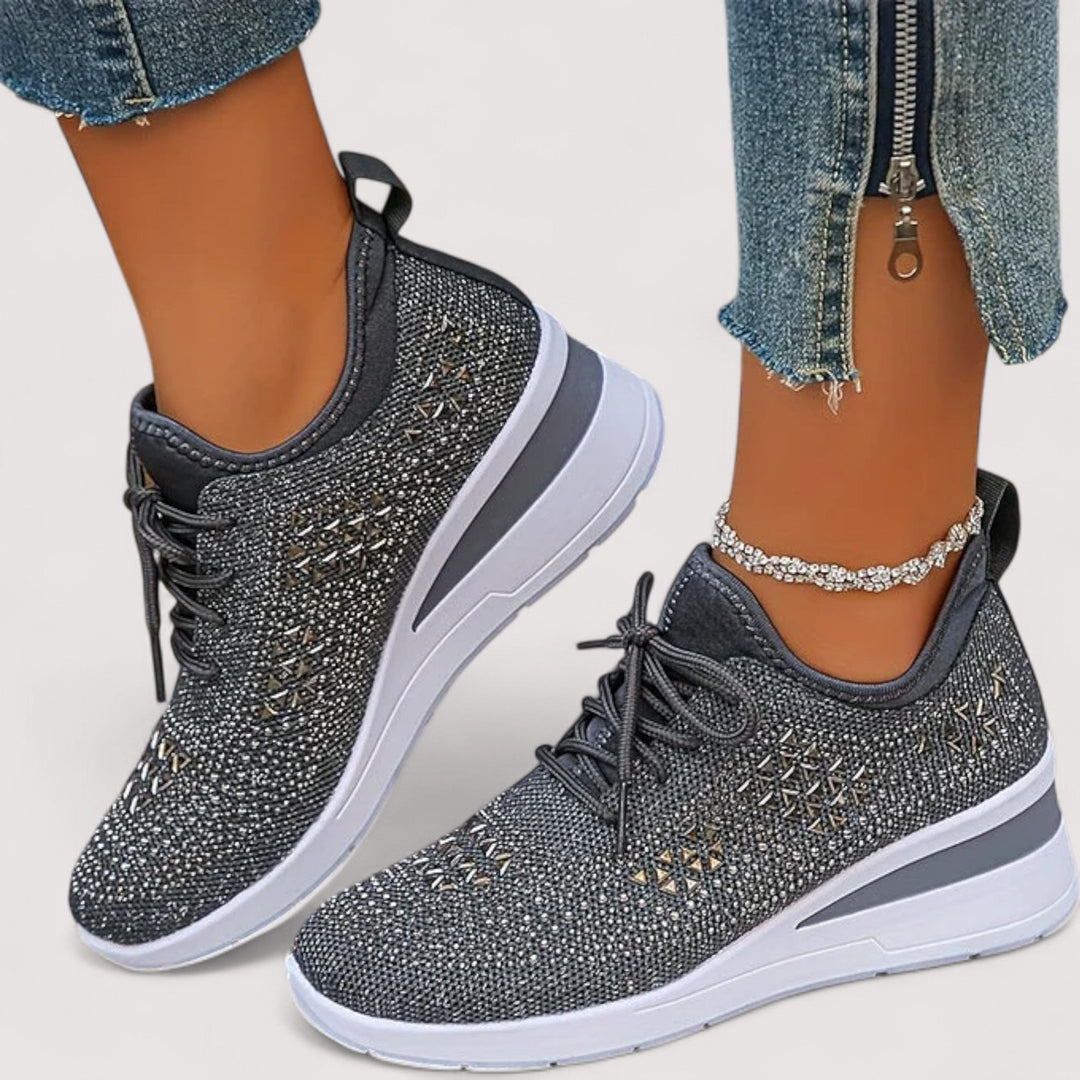 Hochwertige Damen Sneaker mit Schnürverschluss und stylischem Glitzer-Effekt.