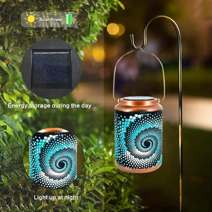 Solarbetriebene Laterne mit blauem Spiralmuster, hängend im Garten, energiesparend, LED-Licht.