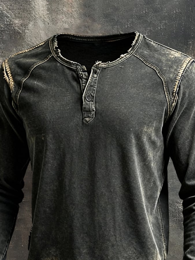Nahaufnahme des Henley-Kragens und der Schulternähte des schwarzen Herren Langarmshirts im Vintage Look.