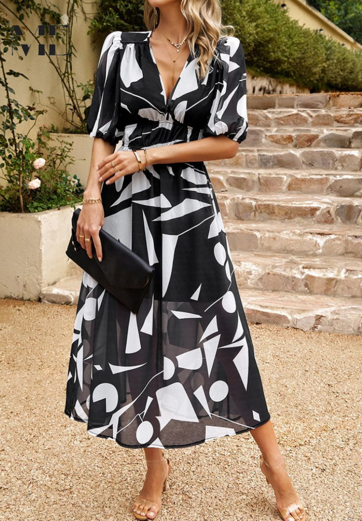 Damen Sommer Midi Wickelkleid mit modischem abstraktem Print, ideal für warme Tage.