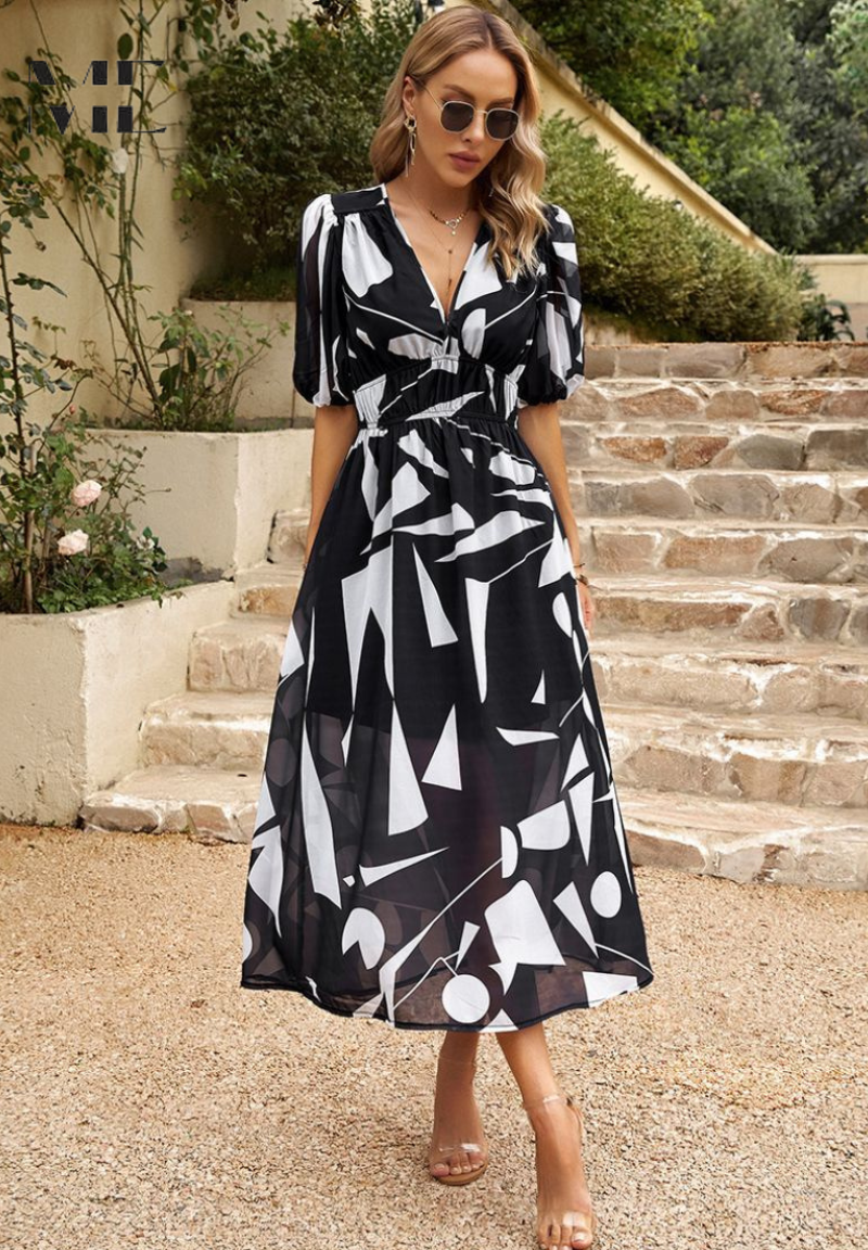 Elegantes Damen Midi Wickelkleid mit abstraktem Print und schmeichelndem V-Ausschnitt.