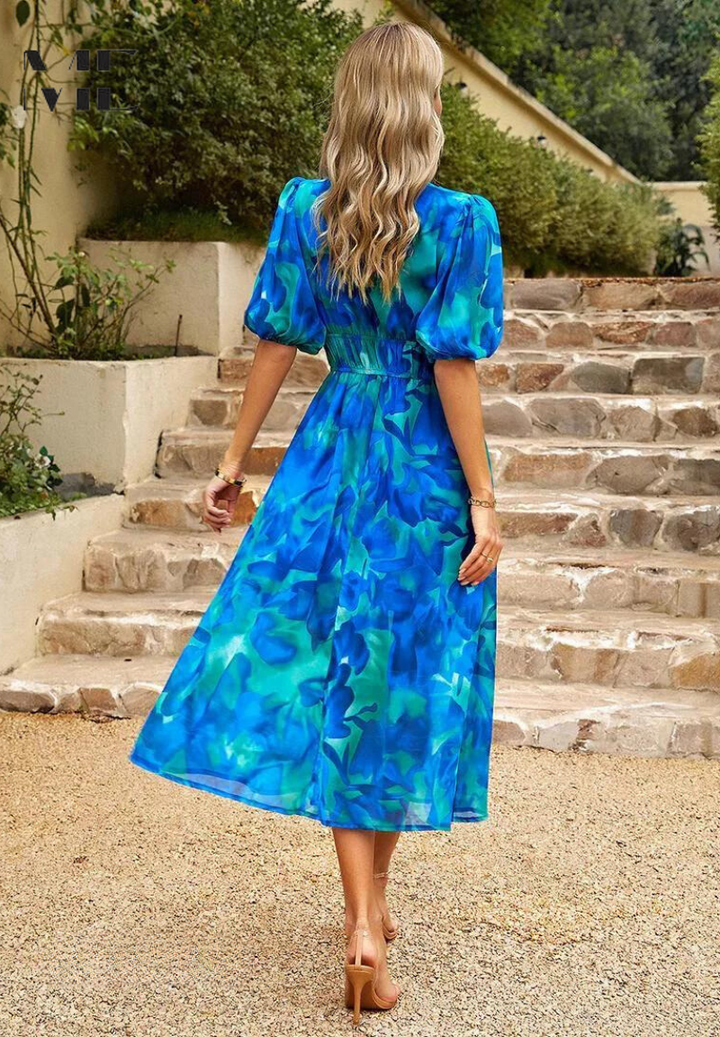 Figurschmeichelndes Damen Wickelkleid, Midi-Länge, abstrakter Print, Kurzarm, für elegante Anlässe.