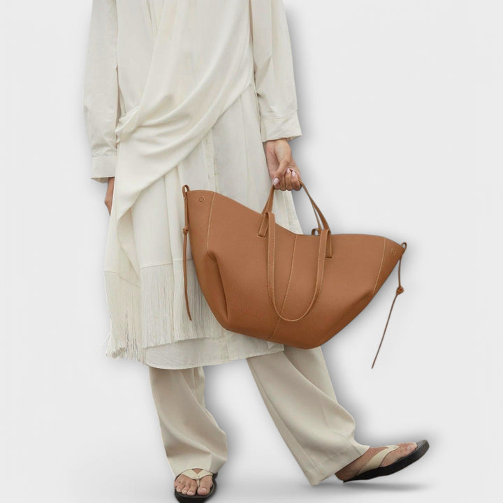 Geräumige Sommertasche in Taupe, minimalistisch & komfortabel. Perfekte Damentasche.
