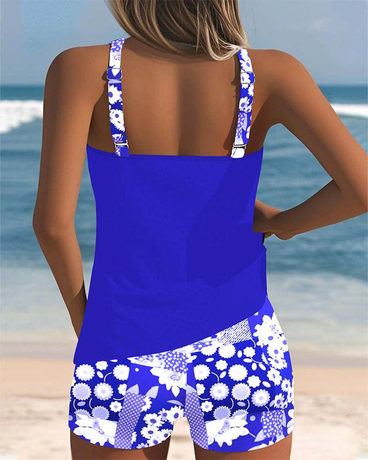 Hellblaues Damen Tanktop & Shorts Bademoden Set, perfekt für entspannte Stunden am Pool.