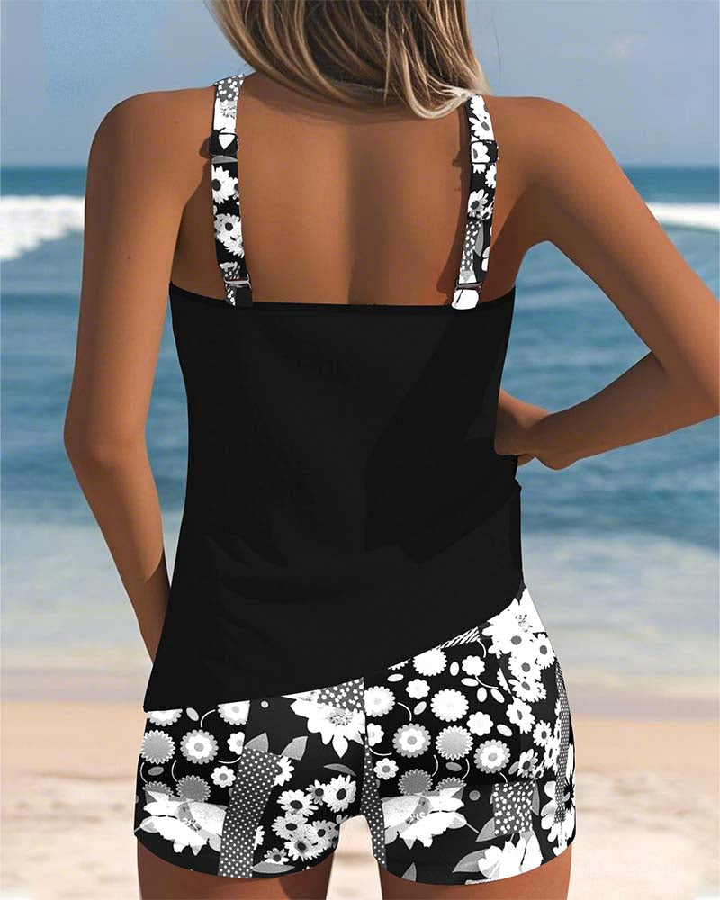 Sportliches Damen Bademoden Set mit blauem Tanktop und Shorts, ein komfortabler Zweiteiler.