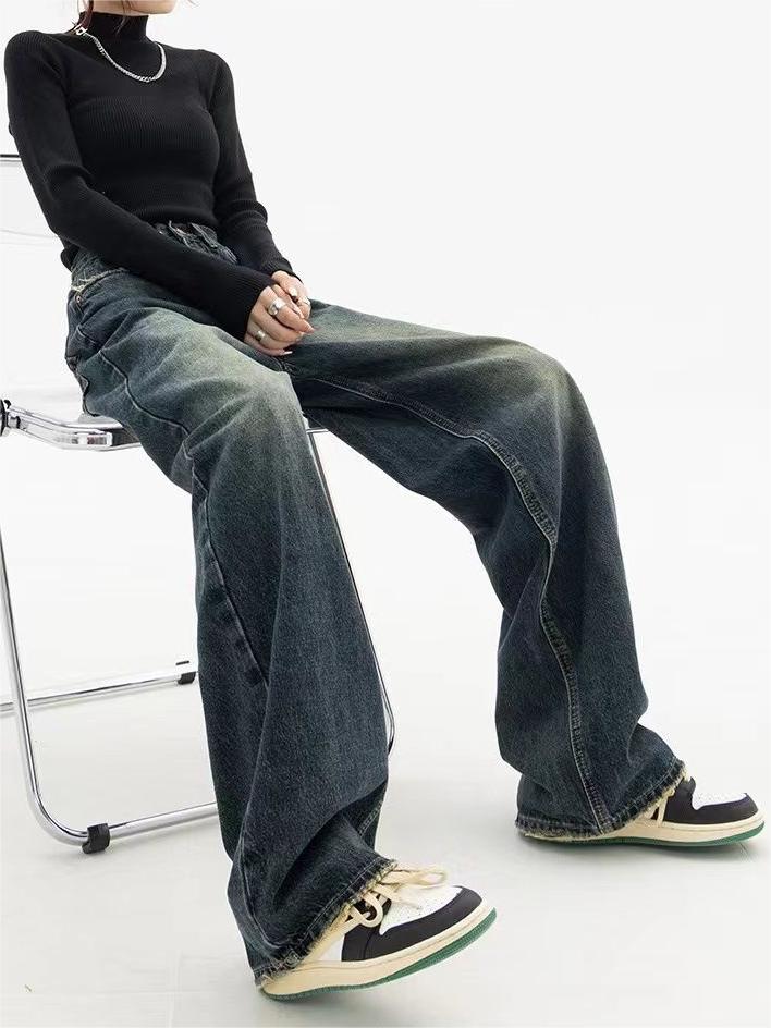 Moderne Damen Jeans mit Baggy Schnitt, komfortabler Denim im 90er und Y2K Look.