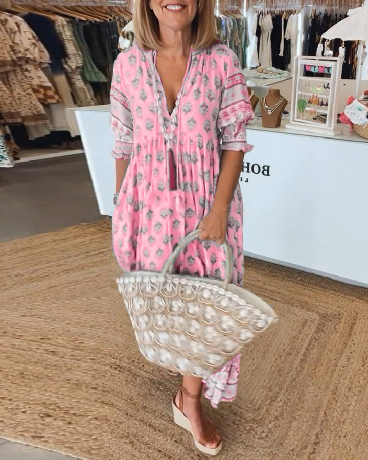 Elegant fallendes Damen Urlaubskleid, bedrucktes Midikleid mit V-Ausschnitt. Für stilvolle Sommerabende.