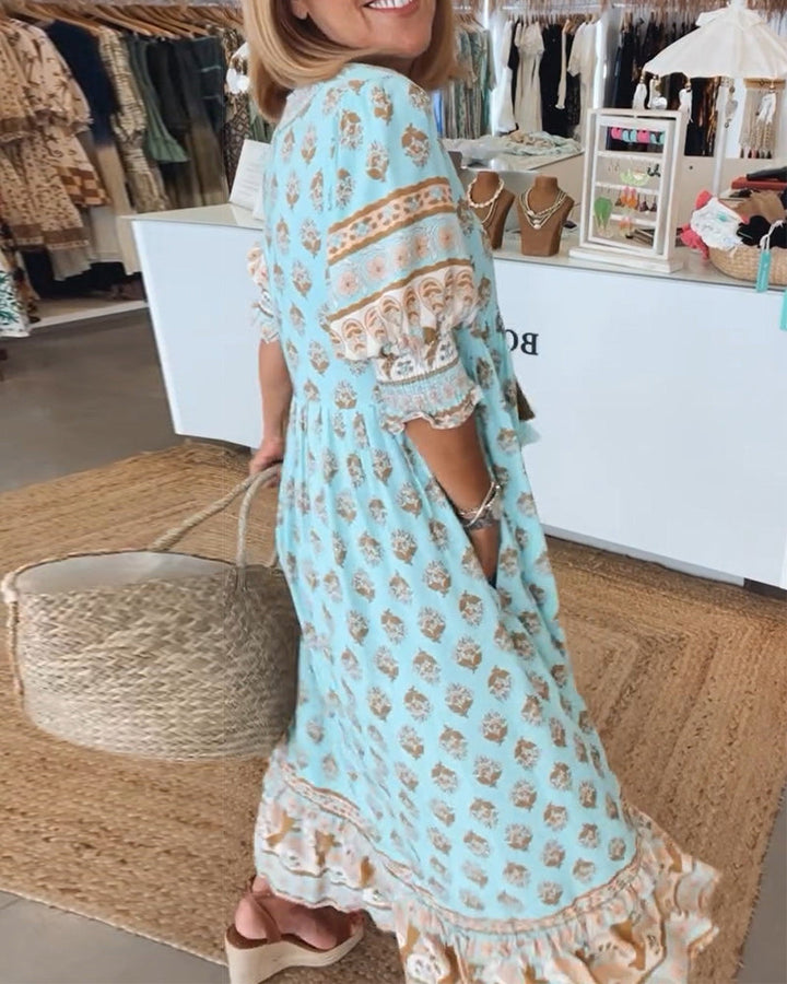 Fließendes bedrucktes Damenkleid für den Sommer. Bequemes Midikleid mit V-Ausschnitt, ideal für Strandtage.
