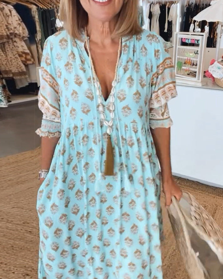Leichtes Damen V-Ausschnitt Midikleid mit floralem Print. Stilvolles Sommerkleid für elegante Anlässe.