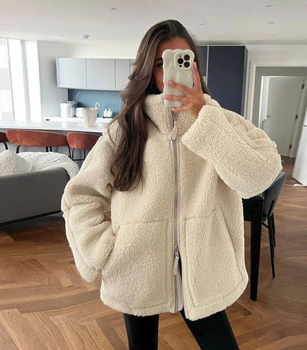Damen Übergangsjacke mit Stehkragen, Reißverschluss, Oversize-Schnitt. Gemütlich & stilvoll für den Alltag.