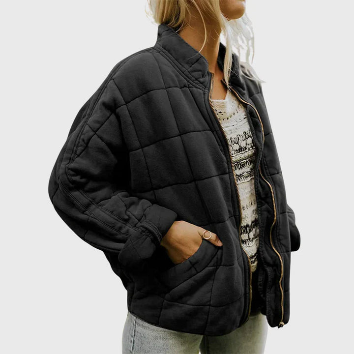 Trendige Damen Langjacke mit strukturiertem Muster. Elegante Übergangsjacke für Frühling & Herbst, stilvoll.