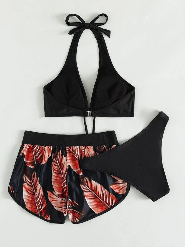 Nahaufnahme des schnelltrocknenden Stoffes eines Damen Bikini-Sets, ideal für Wasseraktivitäten am Pool.