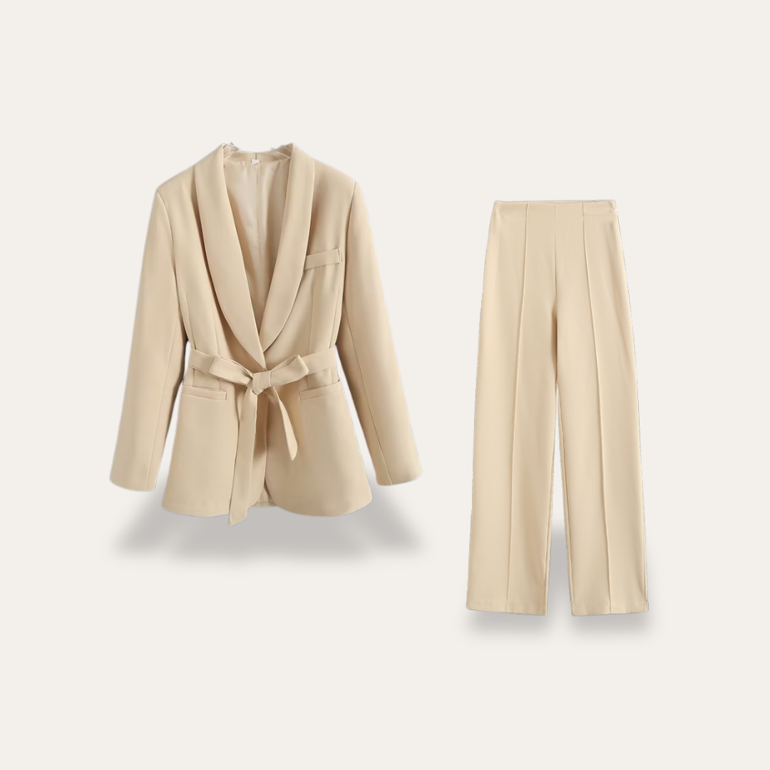 Eleganter Damen Blazer mit Gürtel und passender Weitbein-Hose als schicker Zweiteiler für Business Casual.
