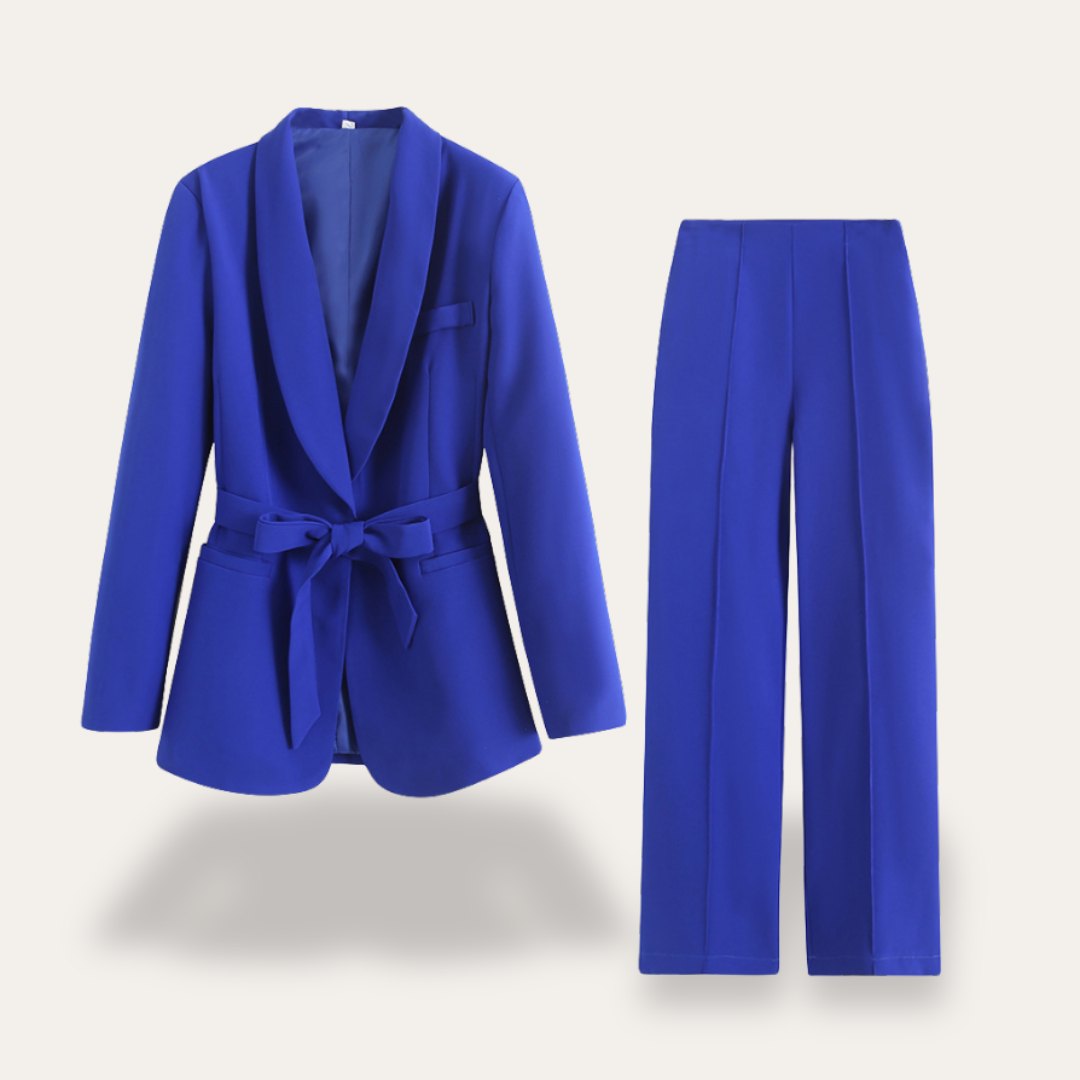 Moderne Weitbein-Hose kombiniert mit einem stilvollen Blazer, ein vielseitiges Damen Fashion Set für den Sommer.