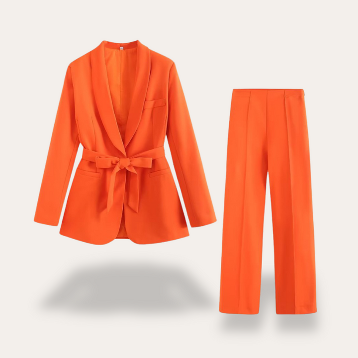 Schickes und modernes Damen Blazer & Hosen Set, perfekt als Zweiteiler für stilvolle Sommer-Looks.