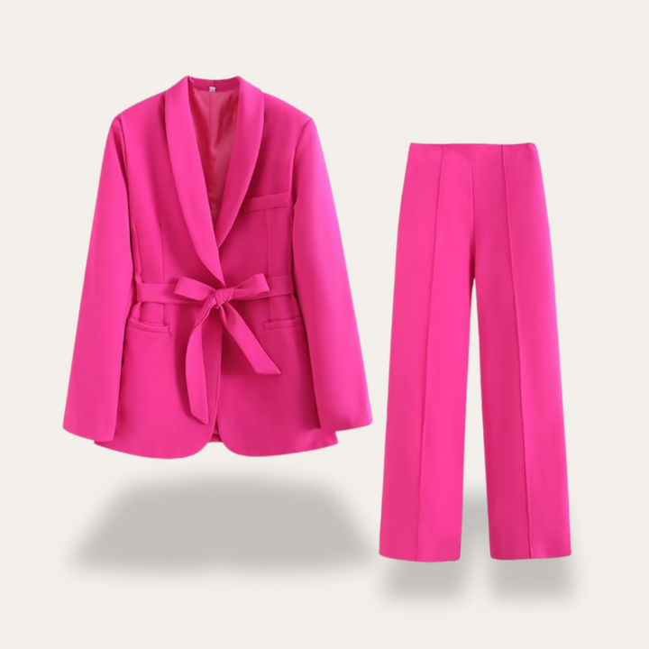 Damen Blazer und Weitbein-Hose Set, präsentiert als komplettes Business Casual Sommer Outfit für moderne Frauen.