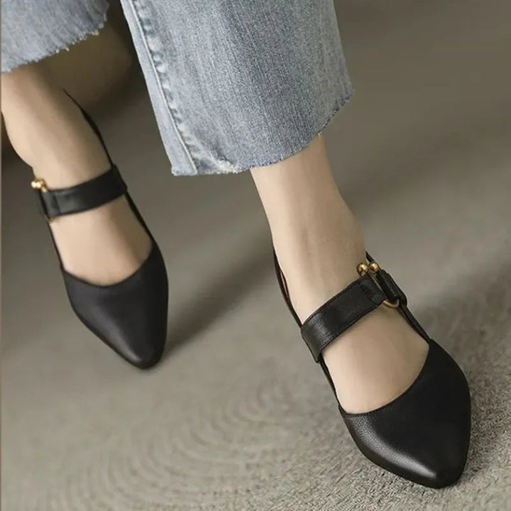 Stylische Damenschuhe mit Blockabsatz & gepolsterter Sohle für Komfort und sichere Passform.