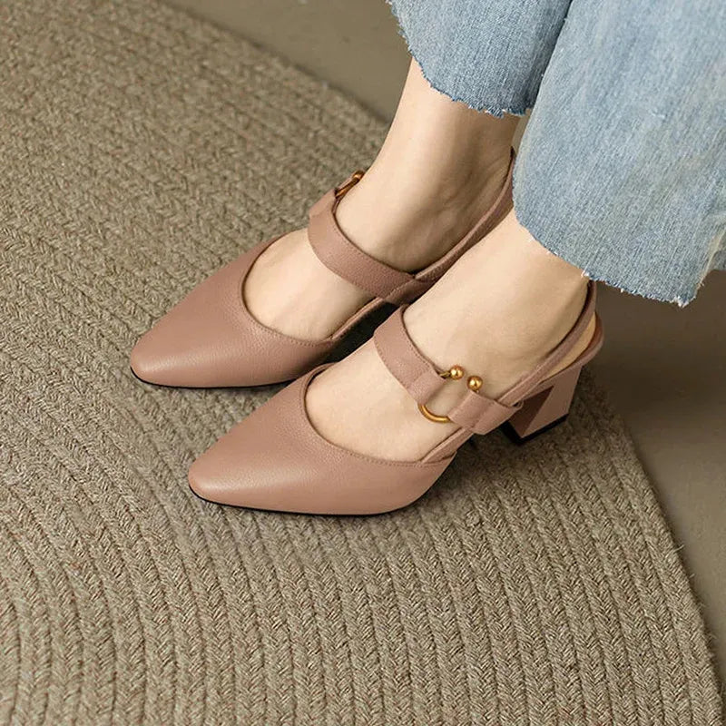 Modische Damen Schuhe mit stabilem Blockabsatz, bieten Komfort und sicheren Halt für den Herbst.