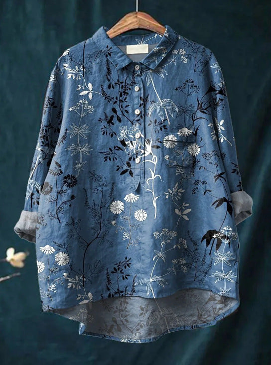 Dame trägt florales Blumenshirt Elise. Klassische Chemisier-Hemdbluse mit elegantem Blumenmuster für diverse Anlässe.