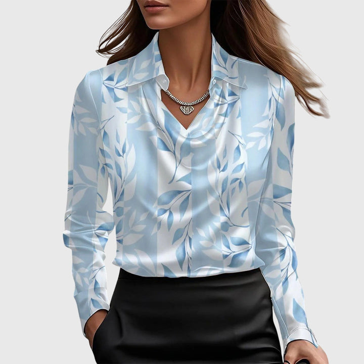 Damen Langarmbluse mit Faltenausschnitt & Brusttasche. Eine moderne Bluse für Damenmode & Business.