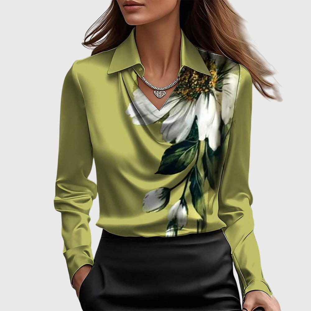 Hochwertige Damen Bluse mit detailreichem Faltenausschnitt & funktionaler Brusttasche. Elegant & bequem.