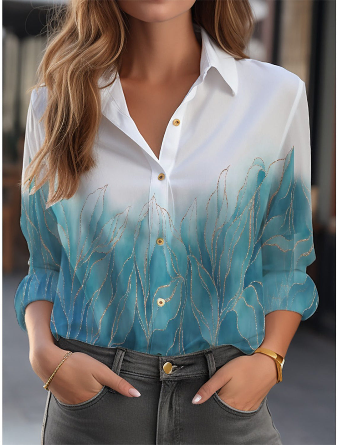 Trendige Damenbluse mit detailreichem Blumenmuster, Langarm, lockere Passform, moderne Frühjahrsmode.
