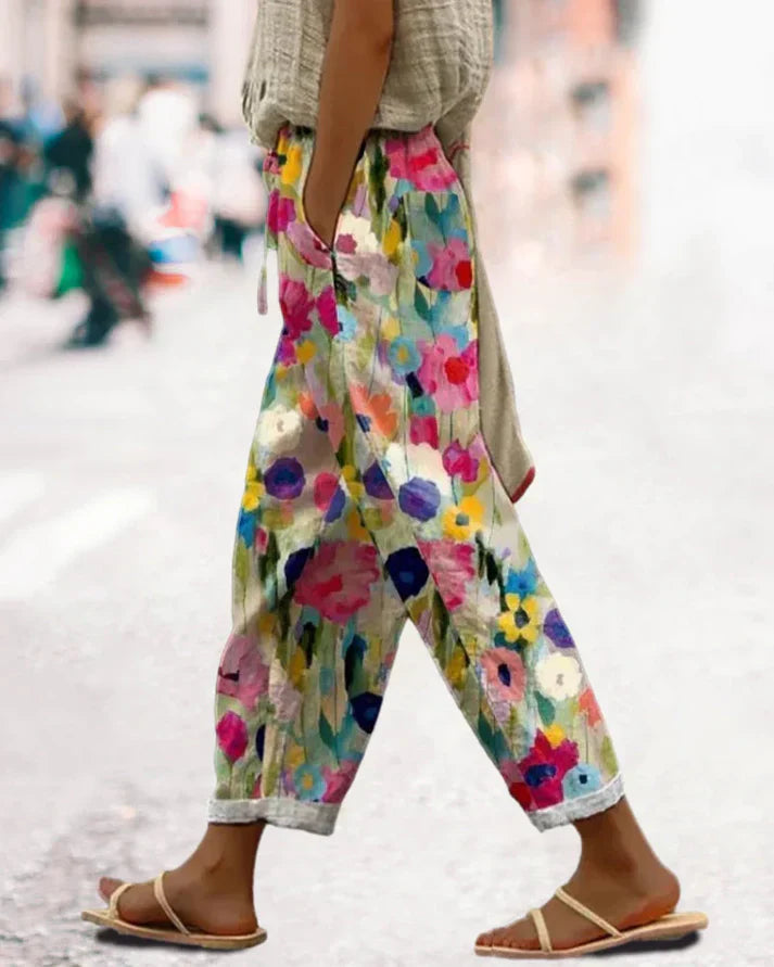 Damen Boho Hose mit buntem Blumenmuster. Leichte, weite Sommer-Freizeithose mit Taschen, bequem & stylisch für Frauen.
