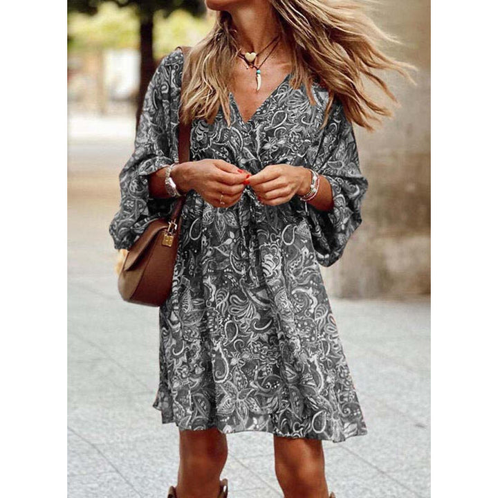 Stylisches Damen Boho Sommerkleid, farbenfroh & elegant. Locker sitzendes Freizeitkleid für warme Urlaubstage.