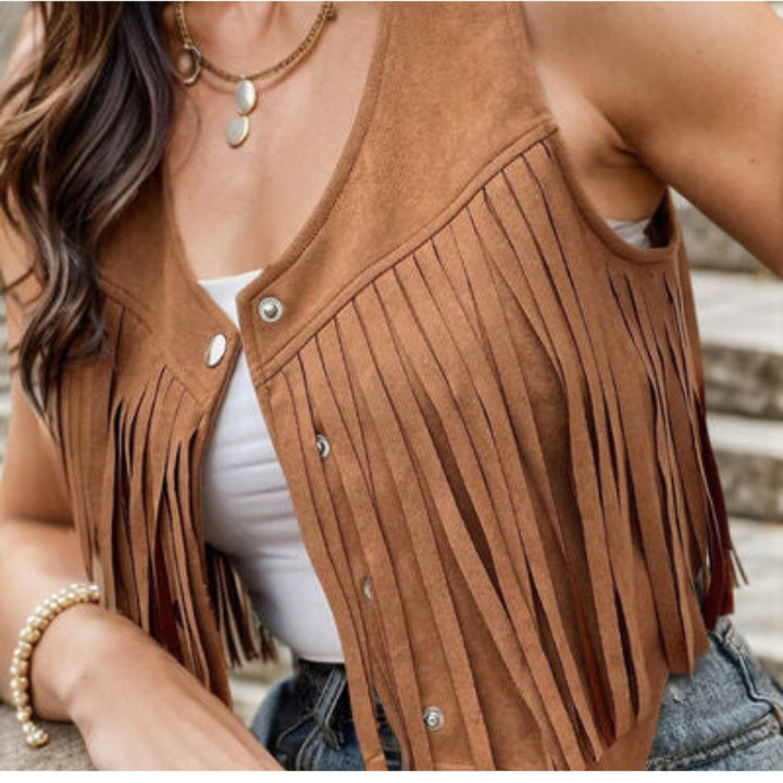 Einzigartige Boho Chic Damen Weste mit Fransen & Knopf, als trendiges Mode-Highlight für Festivals & Freizeit.