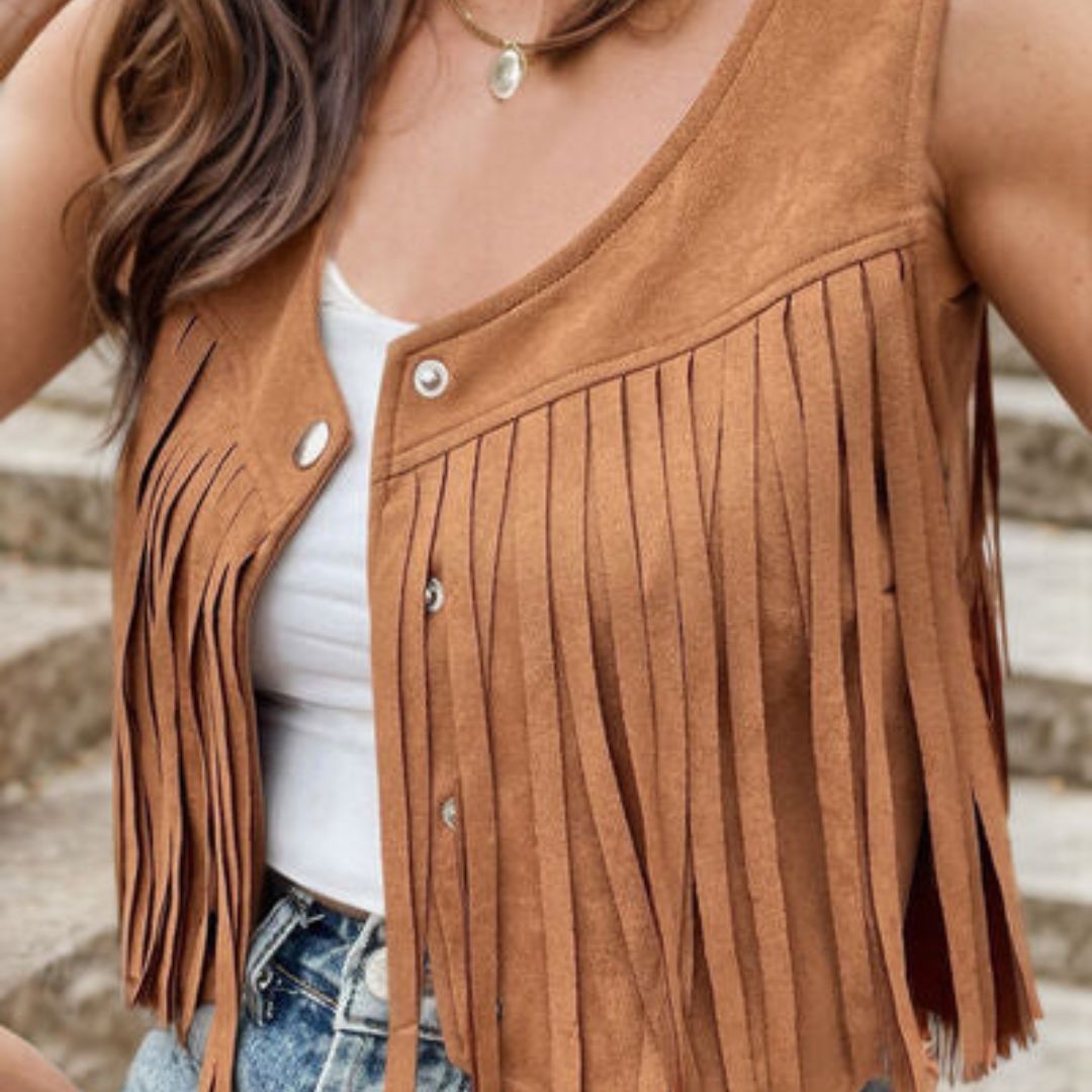 Stilvolle Damen Weste mit Fransen & Knopf, leichte Sommer-Mode, perfekt für den entspannten Festival-Look.