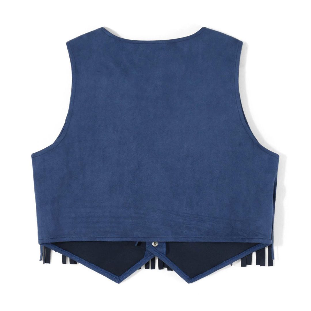 Nahaufnahme der Damen Boho Weste mit Fransen und dem eleganten Knopfverschluss. Einzigartiger Freizeit-Look.
